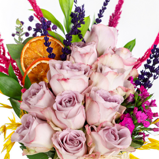 Lilac Whisper – Bej Vazoda Lila Güller