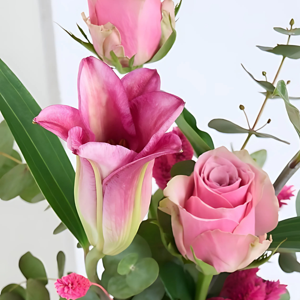 Pink Glow – İnce Cam Vazoda Pembe Gül ve Lilyum