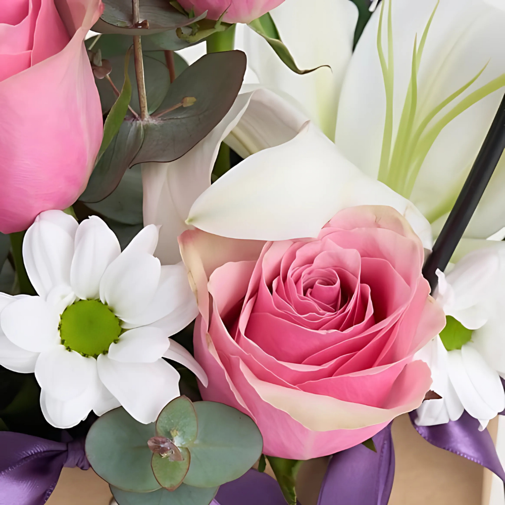 Rosy Lily – Kraft Çantada Pembe Gül ve Beyaz Lilyum