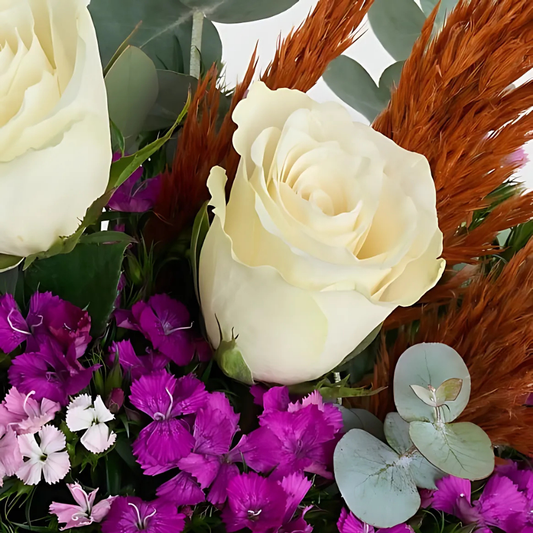 Ivory Harmony – Bej Vazoda Beyaz Güller ve Hüsnüyusuflar