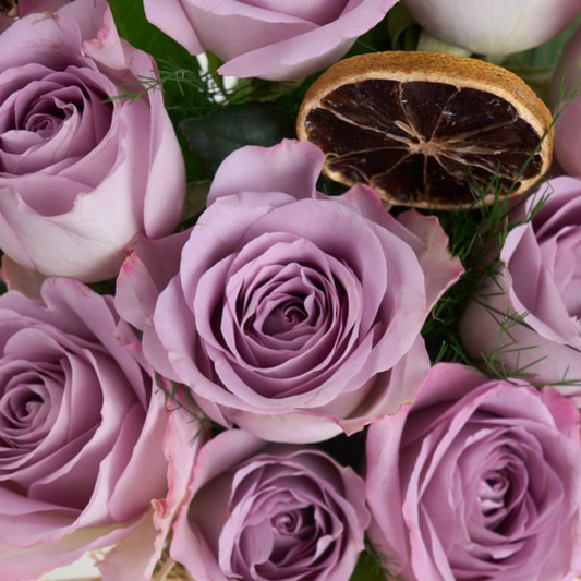 Lavender Grace – Vazoda 12’li Lila Gül Aranjmanı