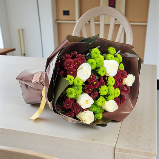 Natural Calm – Yeşil Kahve Bukette Beyaz Gül ve Kasımpatı