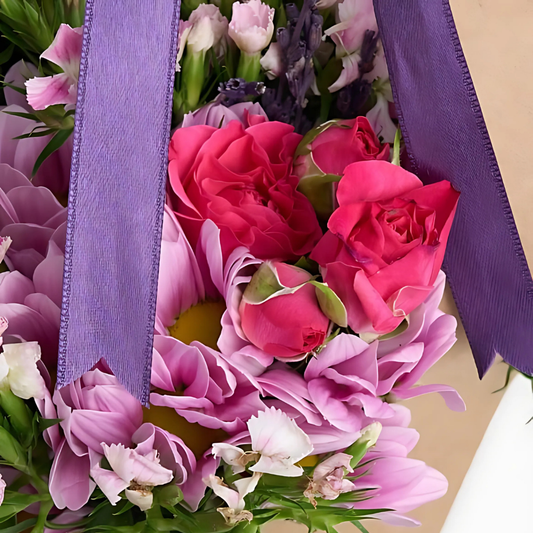 Sweet Bloom – Kraft Çantada Pembe Gül ve Papatya