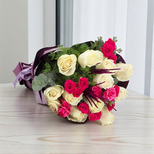 Soft Contrast – Mor Bukette Beyaz Gül ve Pembe Çardak Güller