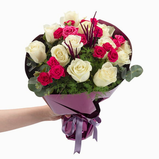 Soft Contrast – Mor Bukette Beyaz Gül ve Pembe Çardak Güller