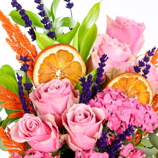 Pink Serenity – Yeşil Vazoda Pembe Gül ve Hüsnüyusuf