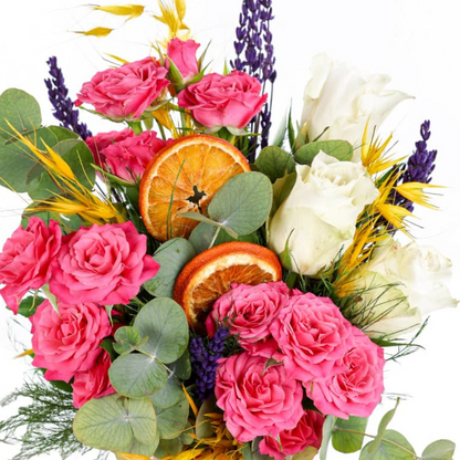 White Nova – Bej Vazoda Aranjman Pembe Çardak Güller ve Beyaz Güller