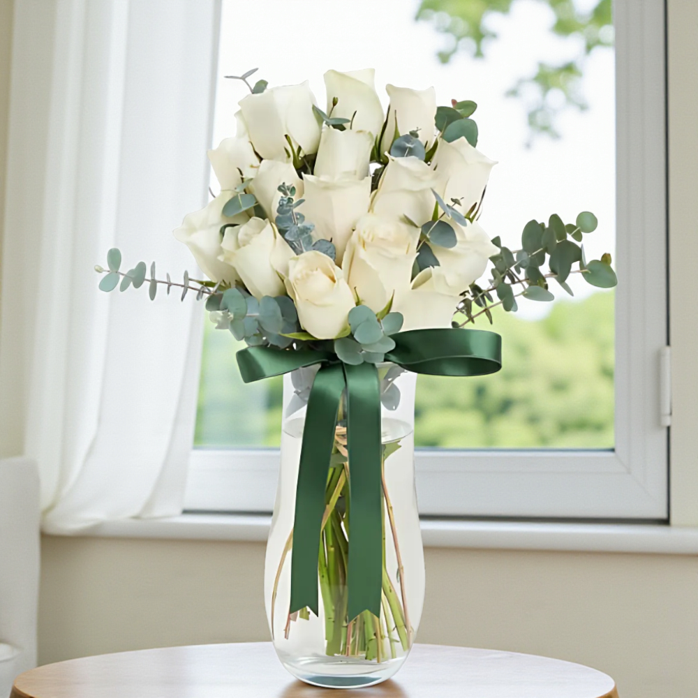 Vazoda 15'li Beyaz Gül