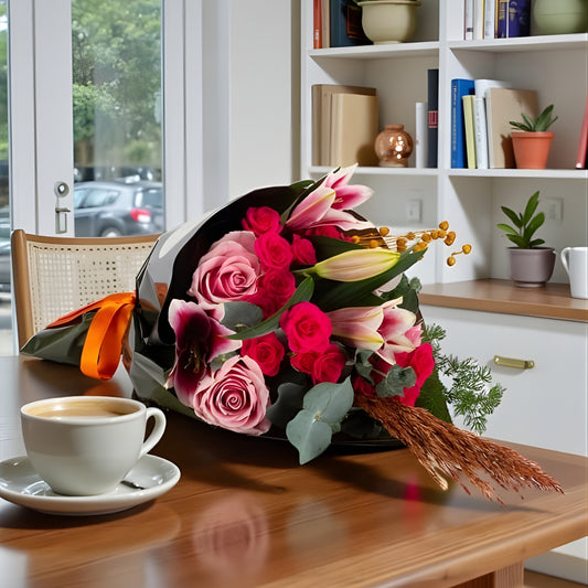 Cocoa Bloom – Koyu Kahve Bukette Pembe Gül ve Lilyum