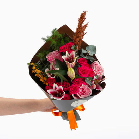 Cocoa Bloom – Koyu Kahve Bukette Pembe Gül ve Lilyum