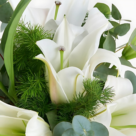 Lilyum Glow – Yeşil Vazoda Beyaz Lilyumlar