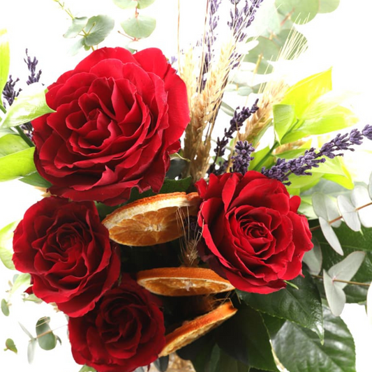 Velvet Bloom – Premium Cam Vazoda Kırmızı Güller