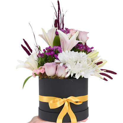 Violet Charm – Siyah Kutuda Lila Gül, Pembe Lilyum ve Papatya