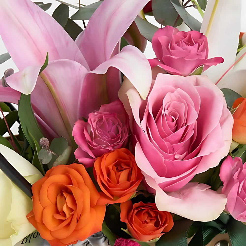 Bloom Combo – Kraft Çantada Renkli Gül ve Lilyum