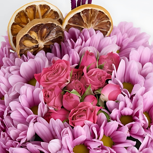 Pink Hug – Siyah Kutuda Pembe Gül ve Papatya