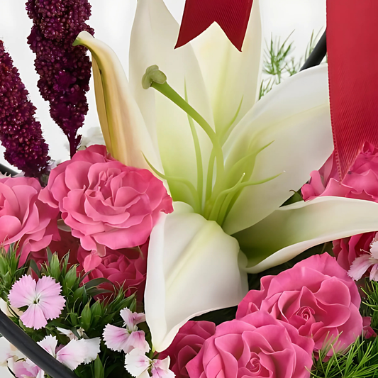 Elegant Mix – Kraft Çantada Beyaz Lilyum ve Pembe Çardak Gül