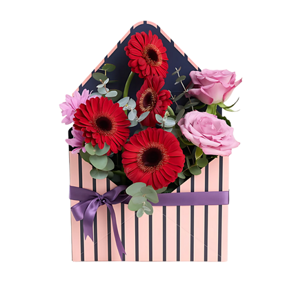 Berry Blush – Mor Zarf Kutuda Pembe Gül ve Kırmızı Gerbera