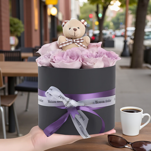 Lilac Hug – Siyah Kutuda Lila Gül ve Ayıcık Anahtarlık