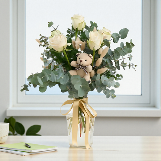 Premium Vazoda Beyaz Güller ve Ayıcık