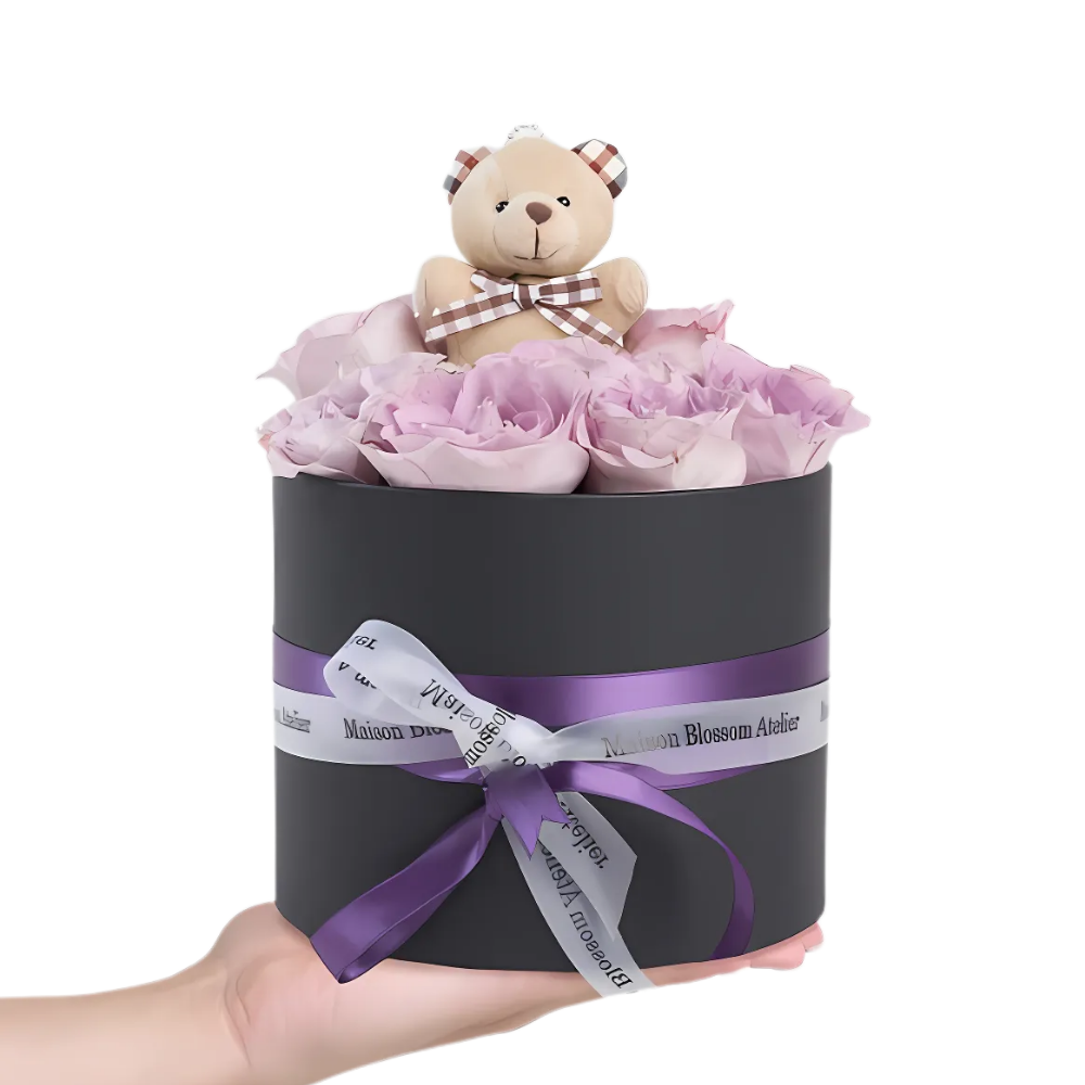 Lilac Hug – Siyah Kutuda Lila Gül ve Ayıcık Anahtarlık