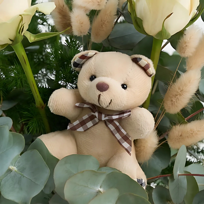 Premium Vazoda Beyaz Güller ve Ayıcık - Rosentra | Premium Flowers