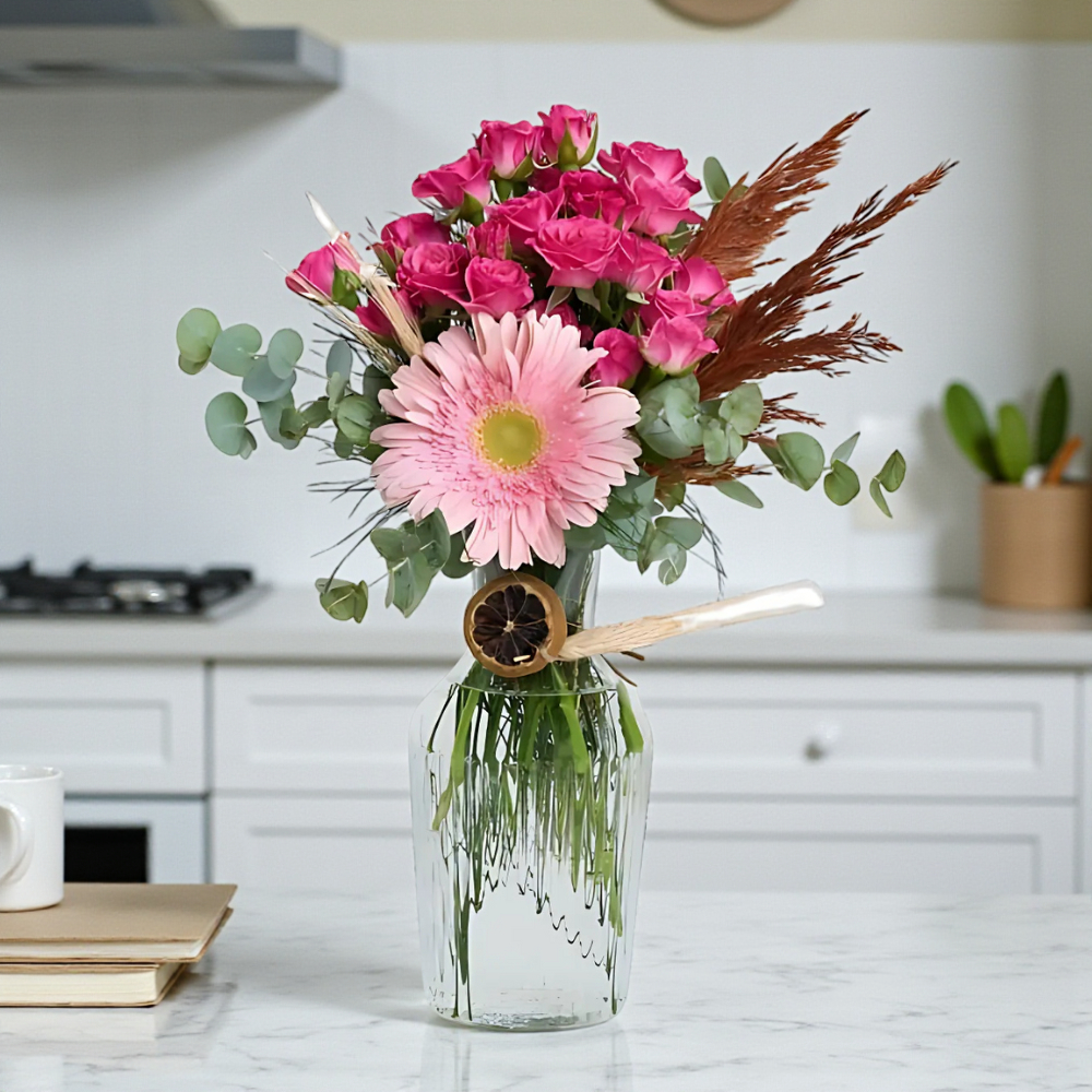 Premium Vazoda Pembe Gerbera ve Çardak Güller