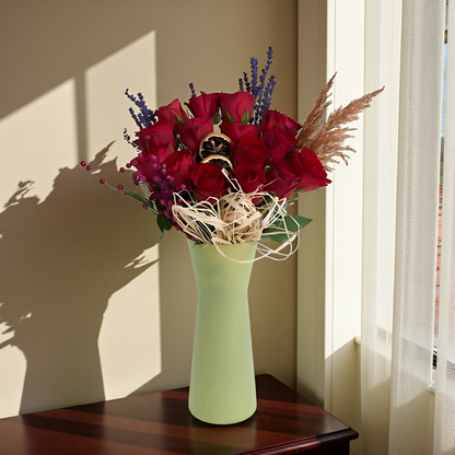 Yeşil Cam Vazoda 15 Kırmızı Gül