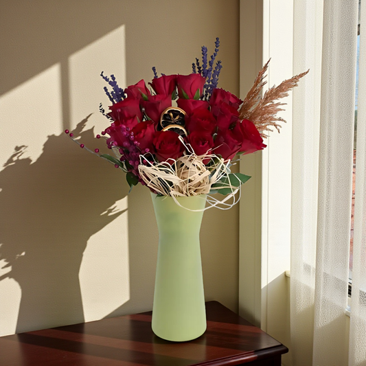 Yeşil Cam Vazoda 15 Kırmızı Gül