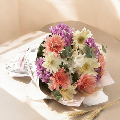 Daily Joy – Gazete Bukette Gerbera ve Papatya