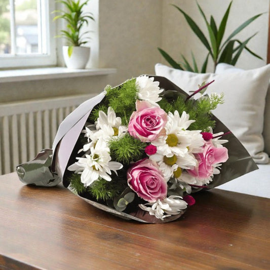 Fresh Garden – Yeşil Bukette Pembe Gül ve Papatya