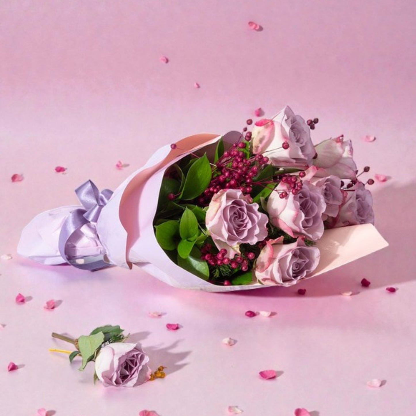 Lilac Muse – Lila Bukette Lila Gül ve Luna