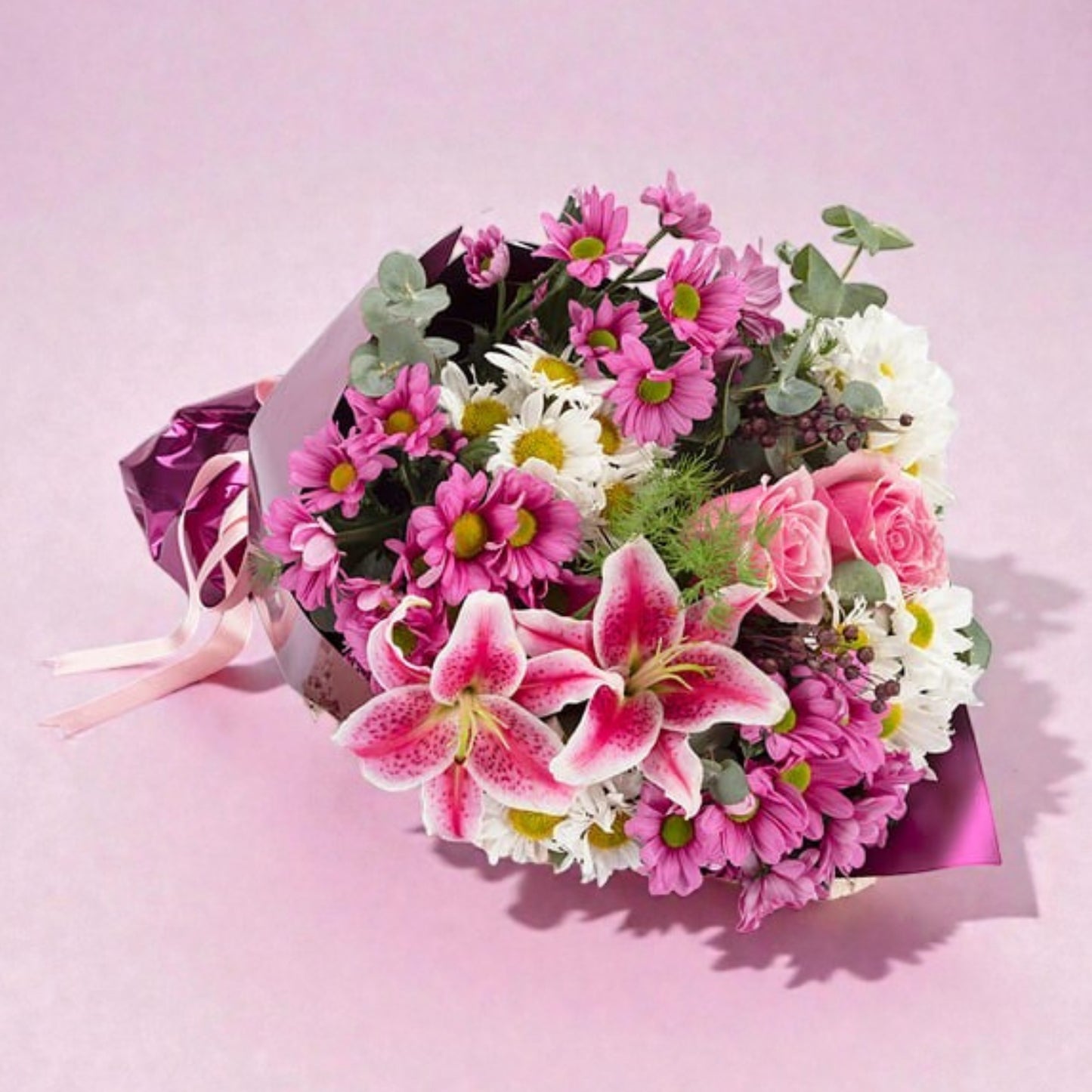 Lilac Morning – Mor Bukette Pembe Lilyum ve Papatya