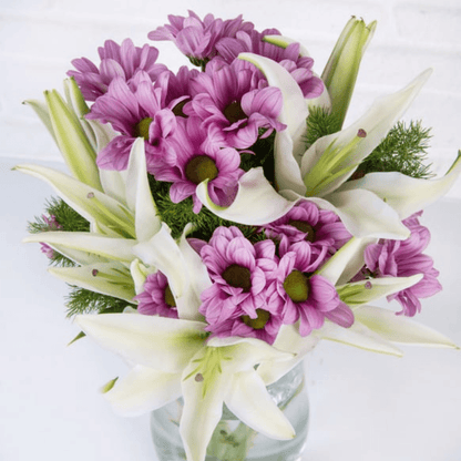 Vazoda Lilyum ve Pembe Papatya - Rosentra | Premium Flowers