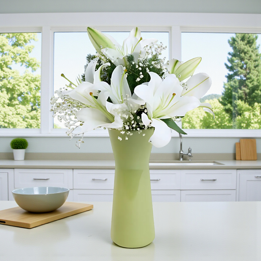 Yeşil Cam Vazoda Beyaz Lilyum Aranjmanı