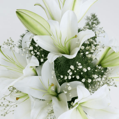 Yeşil Cam Vazoda Beyaz Lilyum Aranjmanı - Rosentra | Premium Flowers