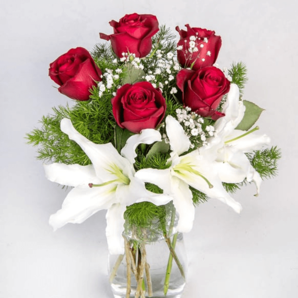 Vazoda Lilyum ve Kırmızı Gül - Rosentra | Premium Flowers