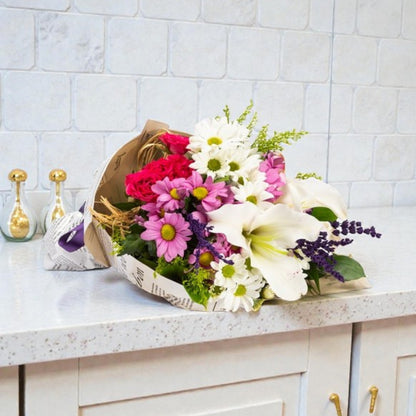 Paper Bloom – Gazete Bukette Lilyum ve Papatya