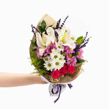 Paper Bloom – Gazete Bukette Lilyum ve Papatya