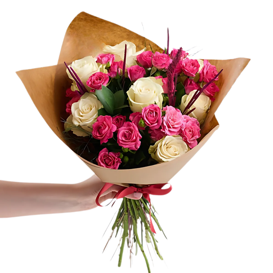 Sweet Blush – Kraft Bukette Pembe Çardak Gül ve Beyaz Güller