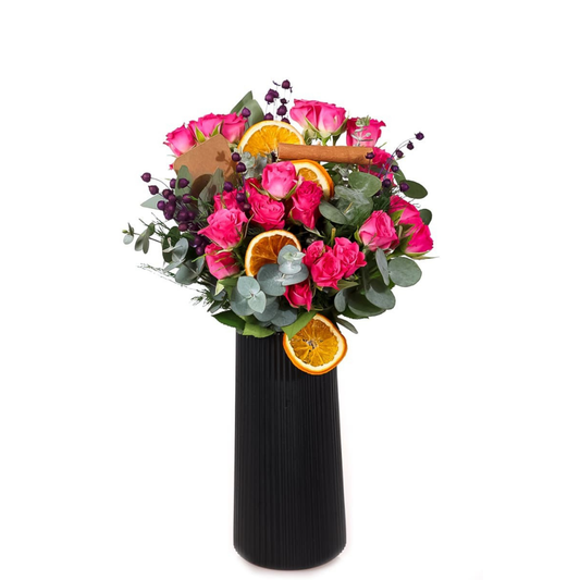 Blush Hour – Siyah Vazoda Pembe Çardak Güller