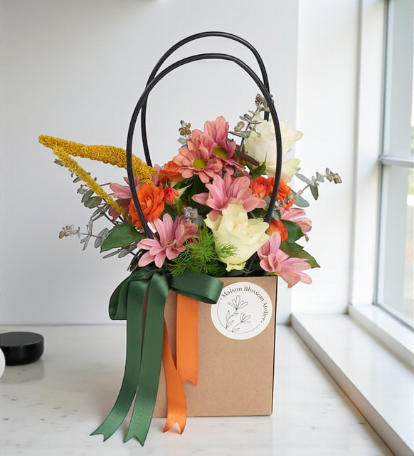 Color Pop – Kraft Çantada Renkli Gül ve Pembe Papatya