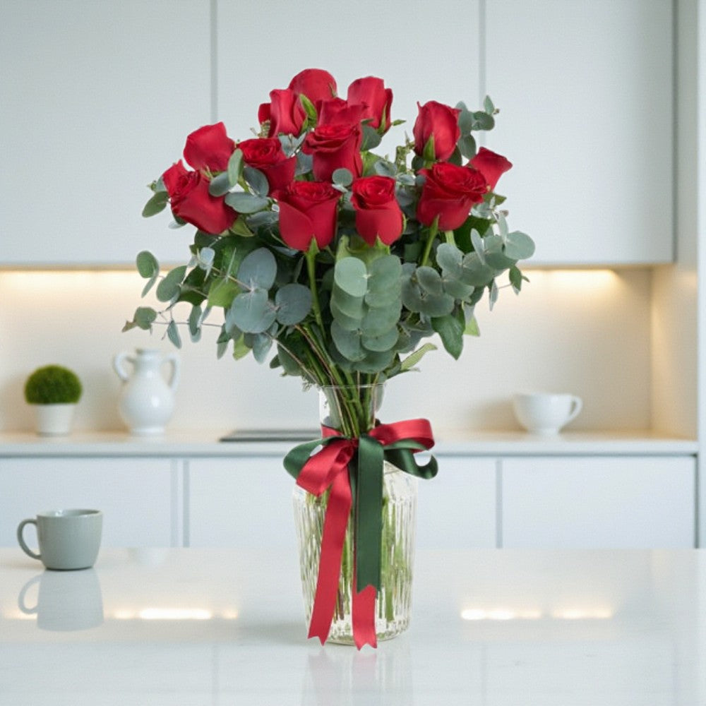 Premium Cam Vazoda 15 Kırmızı Gül